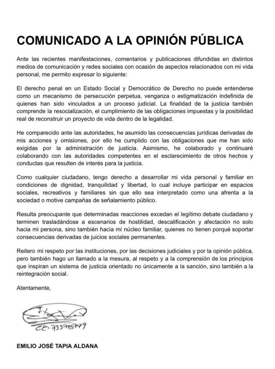 ClaudiaLopez's tweet photo. Le salimos a deber al corrupto Emilio Tapia!

Tras de ladrón, bufón! 

#ColombiaSeRespeta https://t.co/VcYm6T1t6l