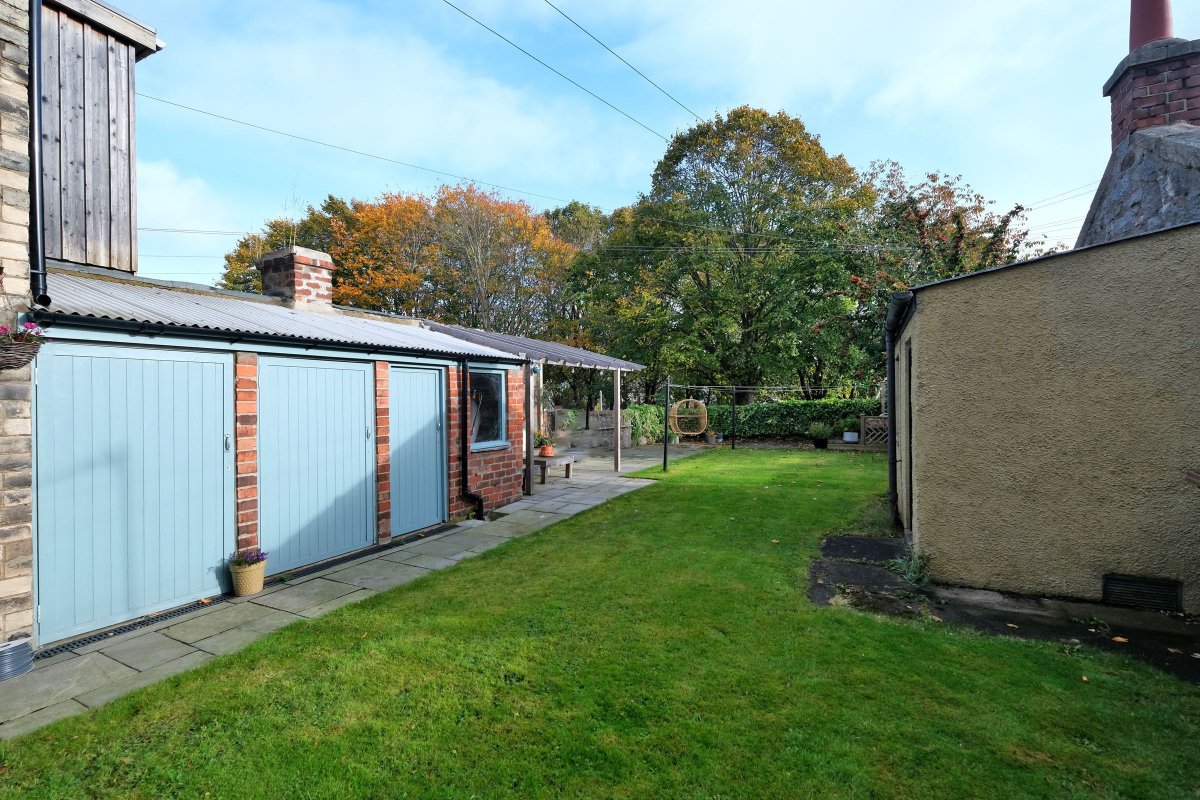 PeterkinsNews's tweet image. 🚨 REDUCED PRICE 🔑 For Sale: 82 Mile-End Avenue, Aberdeen AB15 5PY 🔔 Spacious 2 Public, 3 Bedroom Self-contained Double Upper Flat 💷 NOW: Offers Over £230,000 

More info: peterkins.com/Purchase/Prope…

To view:
📱01224 428100
💻 propcen@peterkins.com

#Aberdeen #ForSale #Peterkins