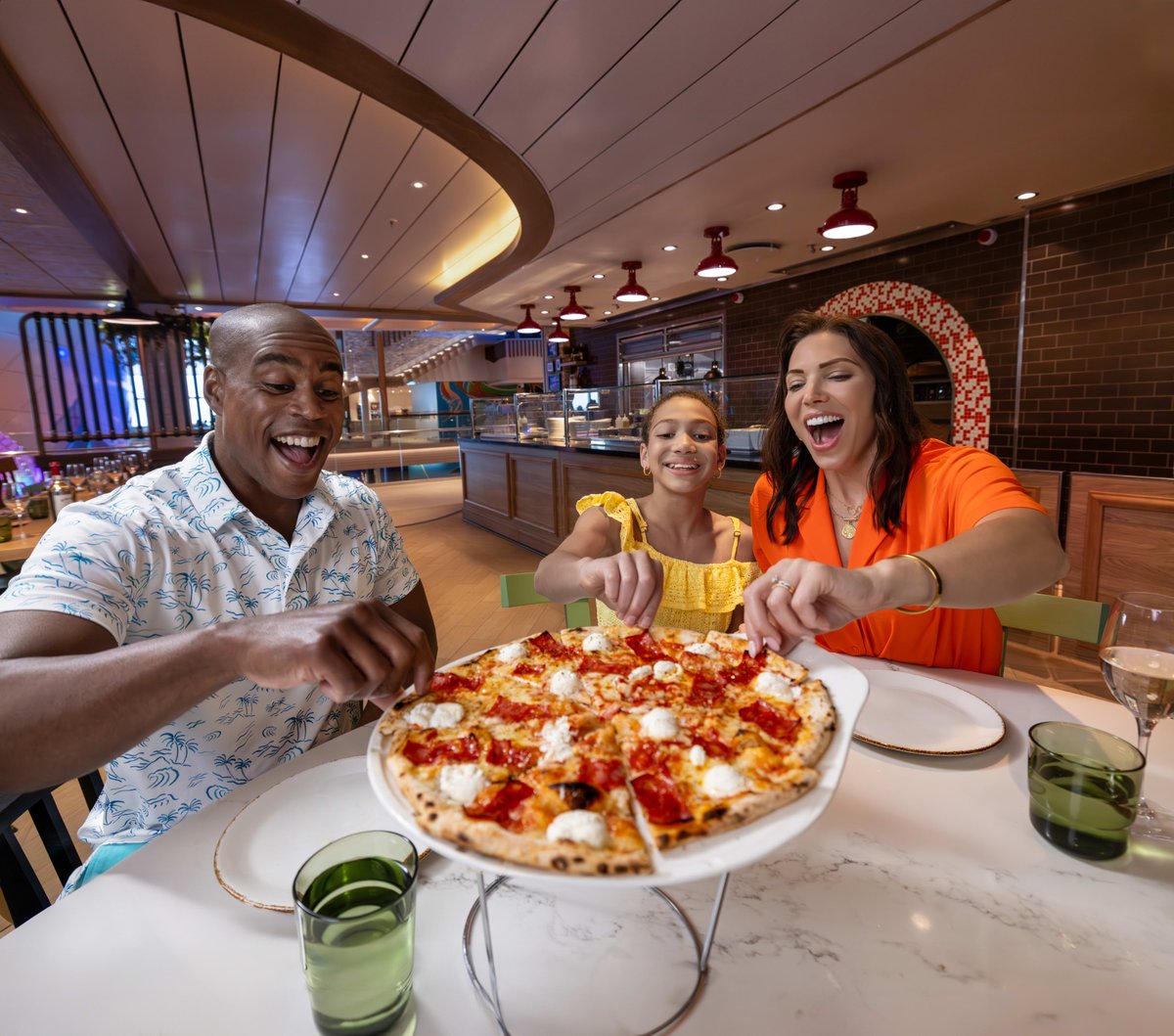 DillmanSha56065's tweet image. Experience a taste of Italy right at sea! 🇮🇹 From hand-tossed pizzas to rich lasagna, every dish is crafted with love and tradition. Bring your friends and family for a delightful meal at Giovanni’s Italian Kitchen - only on Royal Caribbean! 🍷 #RoyalCaribbean #FoodieParadise