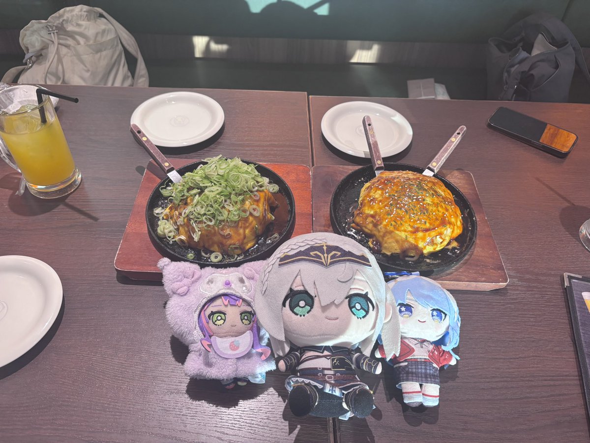 moca_main's tweet photo. @suzu_kenzokuと@GSW_Noel_Mo4と原宿ホロショップ行った！！！
初めてゼタのグッズ買えたし飯も美味いし大満足✌️
当分会えねぇとか嘘だろ死んじまうよ https://t.co/3rgaxQ0kQg