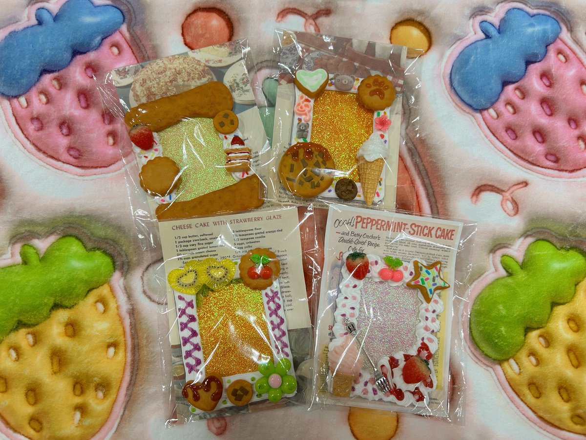 sprinkle_mania's tweet photo. あした（5/6）のアルトは添付の画像のケース・ピン頒布します❣️

今日たくさんお迎えいただいてお品書きにないものもあります🙏🙏🙏 https://t.co/DB5v3jbYhW