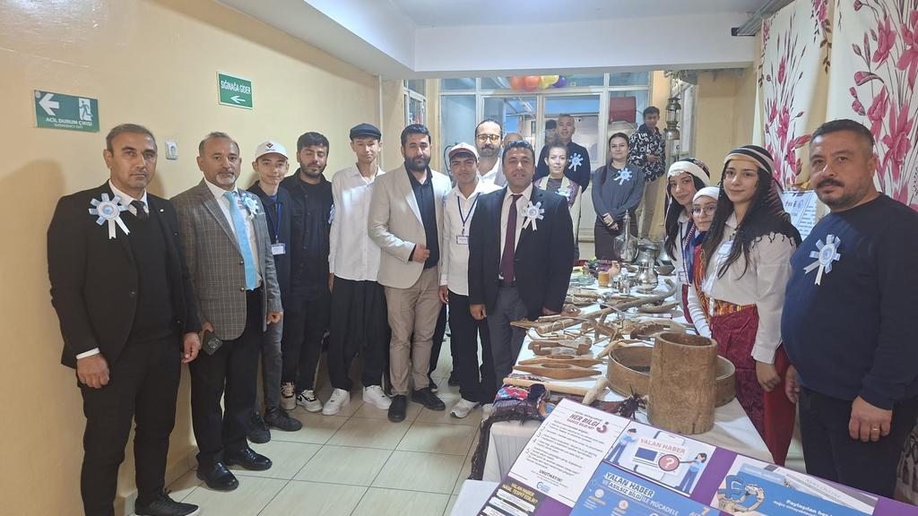 GulnarMEM's tweet photo. İlçe Kaymakamımız Sayın İsmail ŞANAL ve İlçe Milli Eğitim Müdürümüz Hüseyin KADİM Gülnar Anadolu İmam Hatip Lisesinde düzenlenen TÜBİTAK 4006 Bilim Fuarı'na katılım sağlamışlardır.
@GulnarKaymakam @ismailsnl04 @MersinMEM @Muhammed0744 @FatihBurgut @h_kadim33 https://t.co/FDteeVwye8