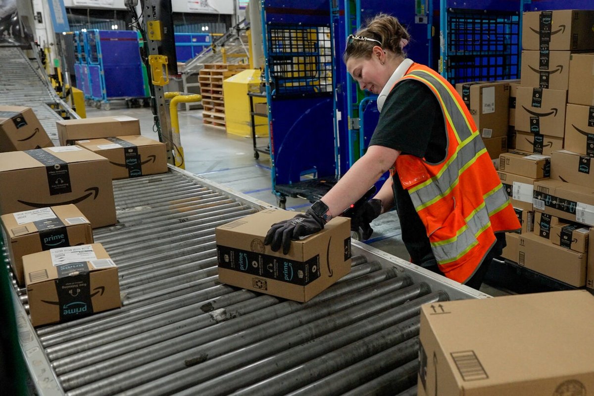 LogisticsBizz's tweet image. Amazon is opening its logistics network to all businesses 🌍

Expanding access to fulfilment, freight &amp;amp; delivery capabilities beyond its own marketplace.

Read more: logisticsbusiness.com/transport-dist…

#Logistics #SupplyChain #Ecommerce