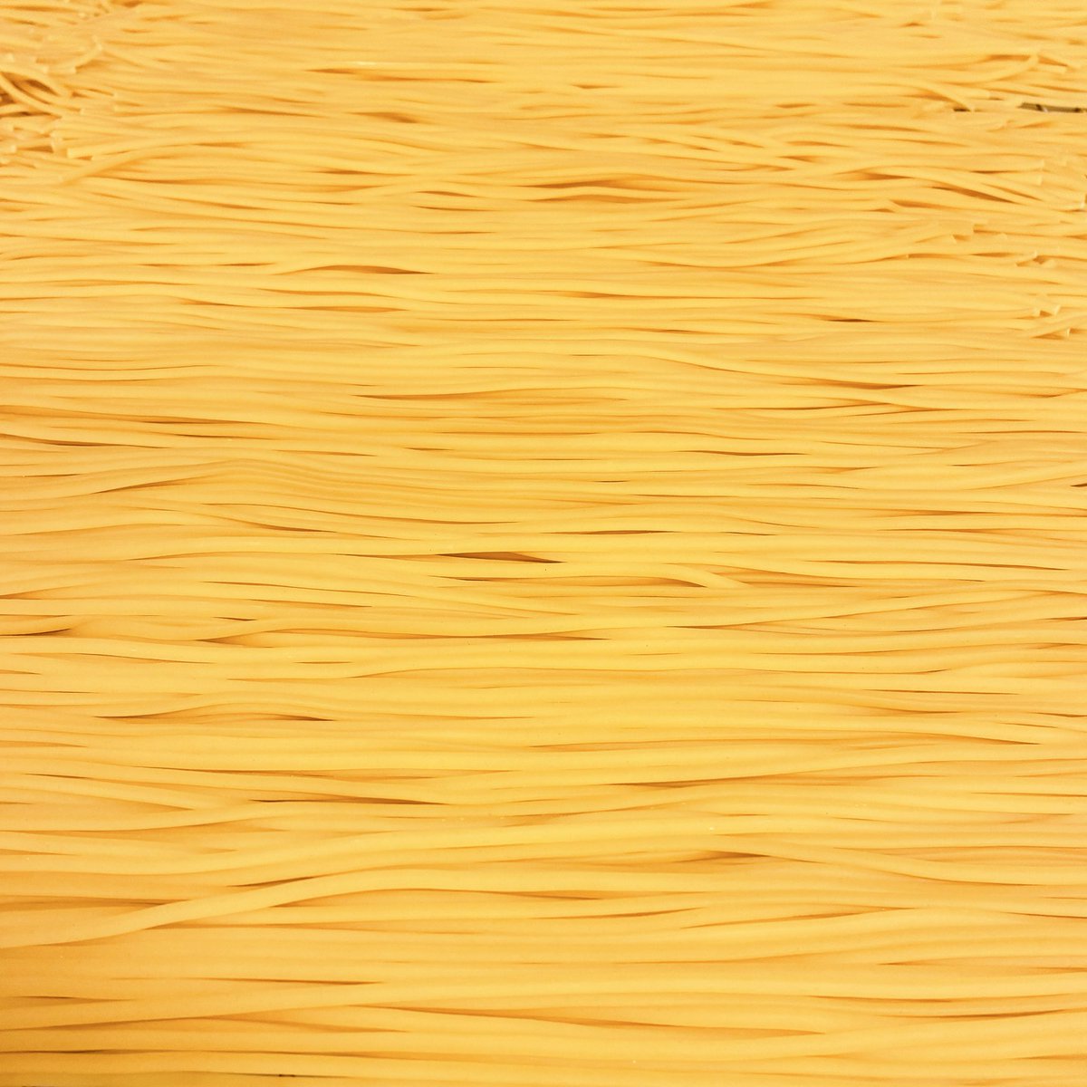 JapanPastaLabo's tweet photo. 連休中は自家製の生パスタを製麺する毎日。

どの店舗も忙し���、仲間は現場(最前線)で頑張ってくれてるので、裏方に努めます。

麺に触れ、気温・湿度���機械の温度を確かめながらレシピの配分を少し変えてみたりと、正解のないのが個人的に好きな業務。 https://t.co/DrfmLkUvWh