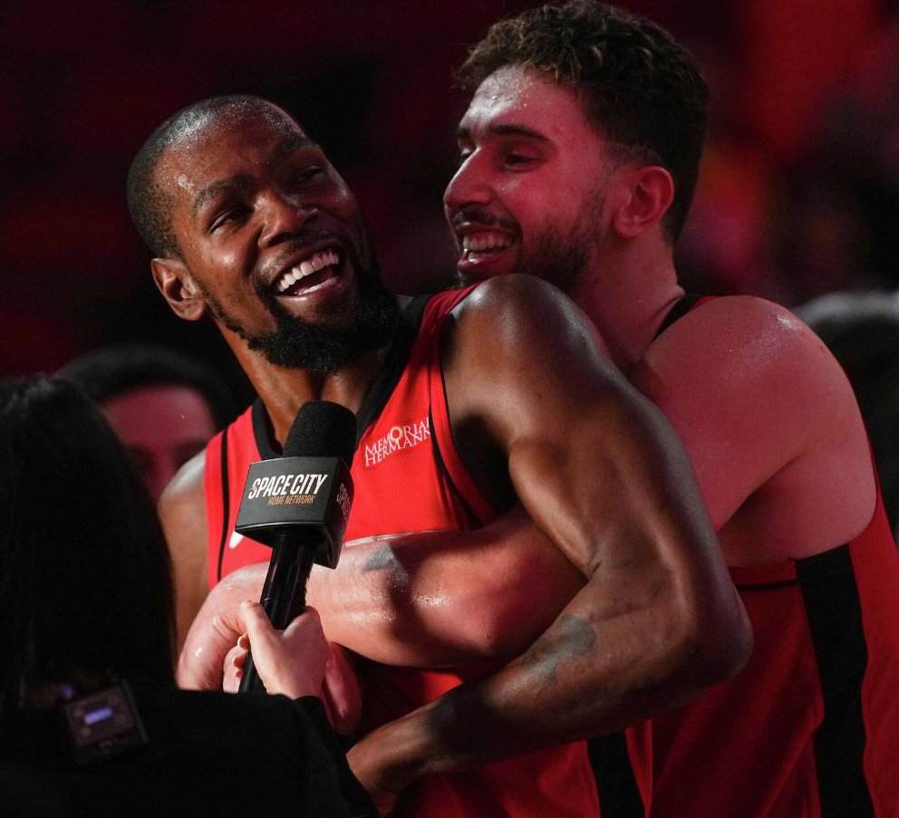 50NuancesDeNBA's tweet photo. TURBULENCES À HOUSTON !

Même si sur le papier et dans les résultats (52 wins, quand même) tout semblait plus ou moins coller, plusieurs sources révèlent que le caractère parfois « lunatique » de KD aurait pesé sur les jeunes joueurs texans cette saison, surtout en l'absence des vétérans que sont Fred VanVleet et Steven Adams, pour tempérer tout ça.

Le leadership n’a jamais été une priorité ni un point fort chez Durant, et au-delà du jeu, l’absence de ces cadres n’a pas aidé à structurer le vestiaire.

Le scandale de compte anonyme sur X, attribué à Durant, où des critiques visaient notamment Alperen Sengun et Jabari Smith Jr, a également ajouté du bruit autour de l’équipe, même si l’épisode aurait été rapidement digéré et n’aurait pas réellement perturbé le groupe...

Le cas James Harden aurait aussi fait parler en coulisses : compétitivement intéressant, mais perçu comme un possible frein à la progression de certains jeunes, notamment balle en main.

Houston croit toujours en son axe Ime / KD / Young Core, mais avec l'enchaînement des derniers mois, une question se pose : faut-il rester patient ou se montrer plus agressif si une star comme Giannis, Kawhi ou Donovan devient disponible cet été ?

Affaire à suivre...

via @ramonashelburne & @BannedMacMahon