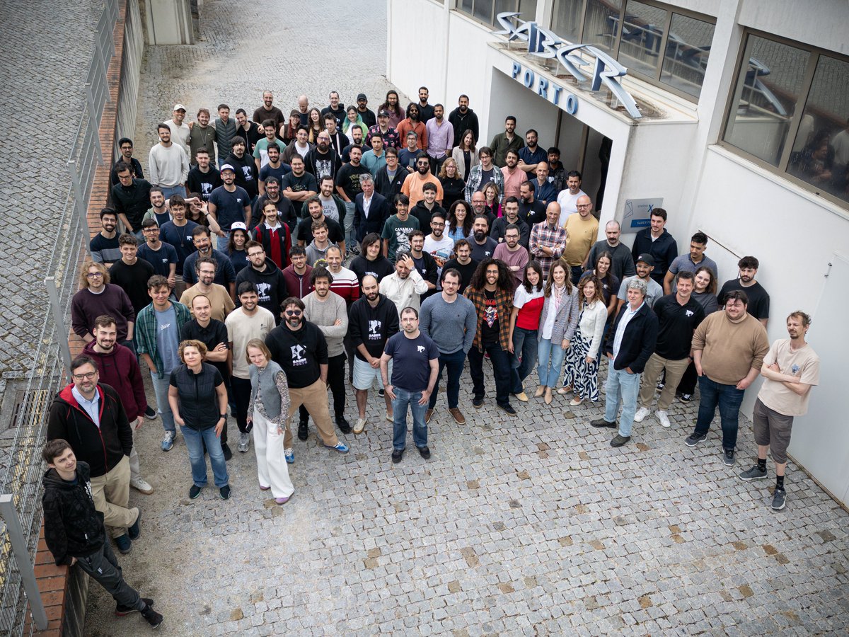 SaberPorto's tweet image. Saber Porto studio reunited for an updated group picture! 📸💙

The team keeps growing, and together we are working hard to deliver awesome gaming experiences for you! 🚛💨

#saberporto #team #grouppicture