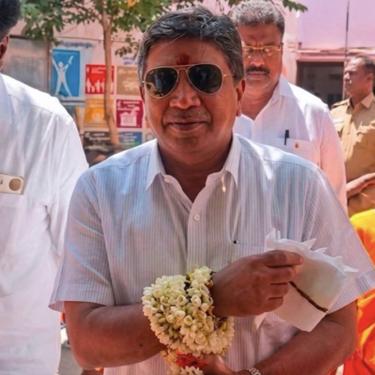 ErimalaiRaj's tweet photo. தேர்தலில் தோற்றதற்கு பின்பு என்ன தொழில் பண்ண போறான்னு நமக்கு அப்பவே சிக்னல் கொடுத்து இருக்கான்.... https://t.co/O0hEXikZXt