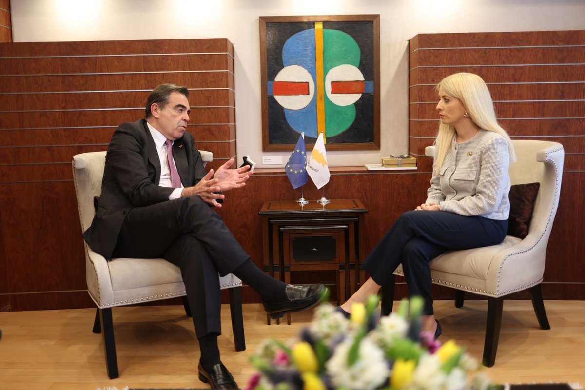 AnnitaDemetriou's tweet photo. Συναντήθηκα σήμερα με τον νέο Υπουργό Αγροτικής Ανάπτυξης και Τροφίμων της Ελλάδος κ. Μαργαρίτη Σχοινά, στον οποίο εξέφρασα τα συγχαρητήριά μου για την ανάληψη των νέων του καθηκόντων, εκφράζοντας τη βεβαιότητά μου για την επιτυχή θητεία του και από αυτή τη θέση.

Συζητήσαμε εκτενώς το θέμα του αφθώδους πυρετού που πέραν της Κύπρου ταλανίζει και την Ελλάδα, καθώς και άλλα κράτη - μέλη της Ευρωπαϊκής ‘Ένωσης και ανταλλάξαμε τρόπους διαχείρισης του προβλήματος σε ενωσιακό επίπεδο.

Ο Υπουργός ενημέρωσε επίσης για τις προτεραιότητες του χαρτοφυλακίου του, ενώ αναφέρθηκε στην αναδιάρθρωση της Κοινής Αγροτικής Πολιτικής της Ευρωπαϊκής Ένωσης.  

Η Ελλάδα ήταν και παραμένει ο διαχρονικότερος και ισχυρότερός μας σύμμαχος, με την αδελφική μας σχέση να διαπνέει όλο το φάσμα των συνεργασιών των δύο κρατών.
 
Τον κ. Σχοινά συνόδευαν ο Πρέσβυς της Ελλάδος στην Κύπρο κ. κ. Κωνσταντίνος Κόλλιας και ο Γ’ Γραμματέας της Πρεσβείας κ. Παναγιώτης Λέκκας. @MargSchinas @CYParliament