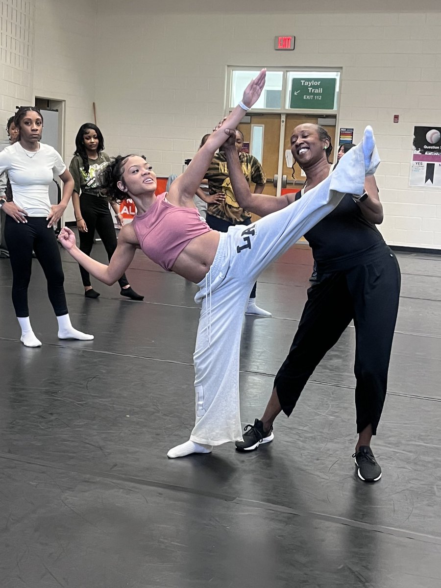 academyasdance's tweet photo. A WONDERFUL experience today!! Thank you Professor Irving from KSU/Brenau Dance department @FineArtsHCS  @AAS_HCS https://t.co/wCwzS9saMl