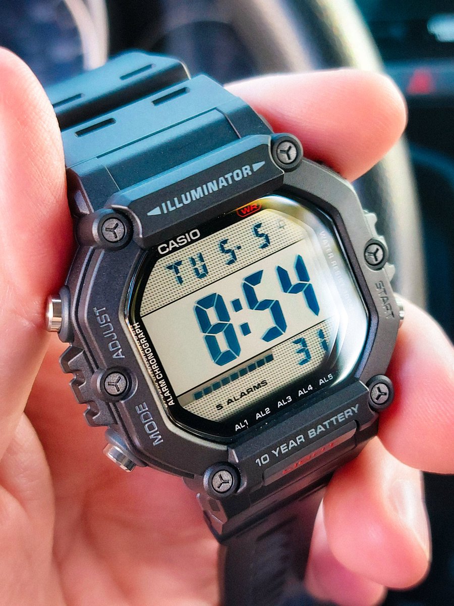 FarandPaulJr's tweet photo. There's something sci-fi about a large digital readout on wrist... except this isn't fiction, it's just a Casio 😲 https://t.co/IZaQ4GIDhr