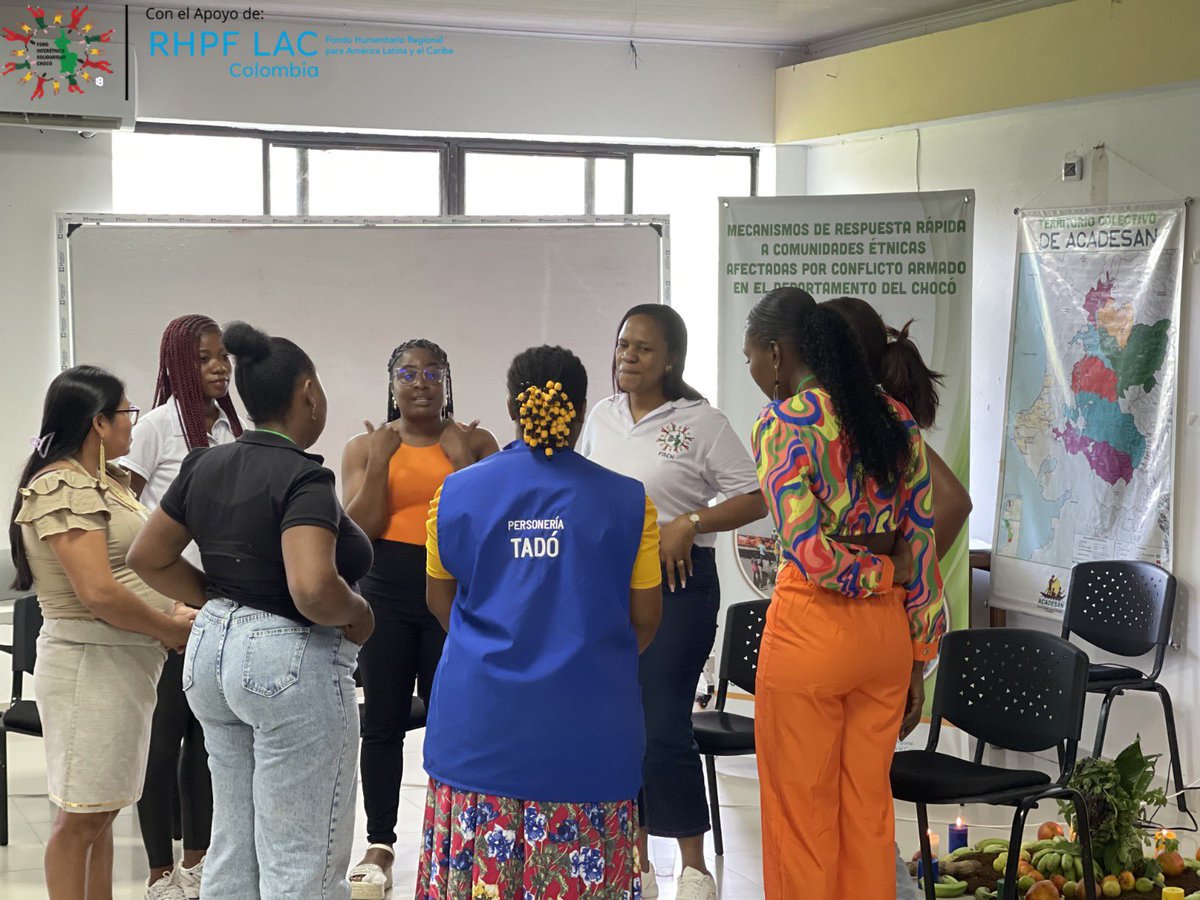 FISCHETNICO's tweet photo. En medio de la crisis humanitaria que atraviesan las comunidades étnicas en el Chocó, seguimos apostándole a lo esencial; cuidar la vida desde lo humano.

Con actores clave y primeros respondientes en las emergencias  como lo son las personerías municipales, enlaces de víctimas y líderes y lideresas comunitarias desarrollamos el Taller de Primeros Auxilios Psicológicos, como una acción concreta de fortalecimiento de capacidades para la atención en contextos críticos.

En escenarios donde la violencia, el confinamiento y la incertidumbre afectan profundamente el tejido social, este tipo de acciones son respuesta humanitaria de protección y dignidad.
#RHPF