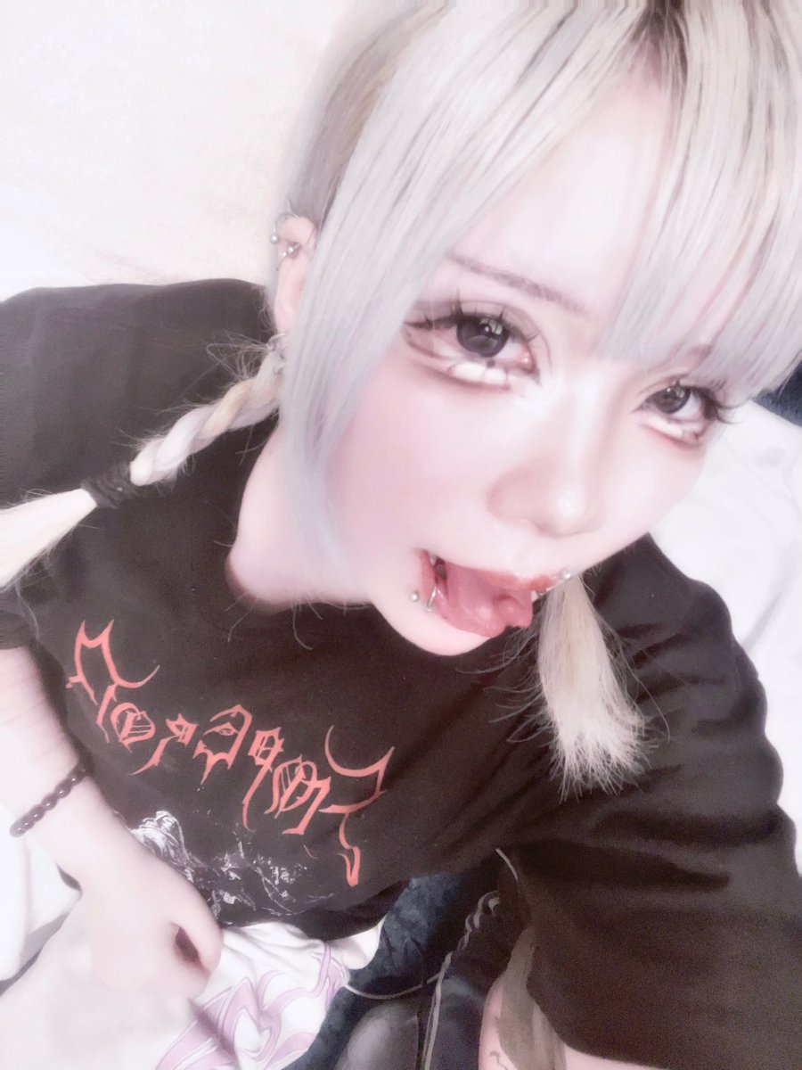 メラ tweet media