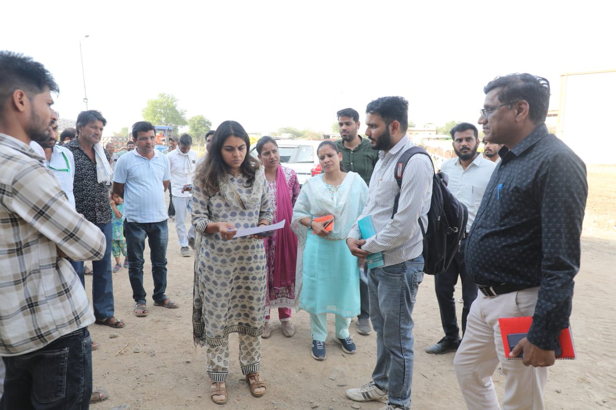 collectorshajap's tweet image. कलेक्टर सुश्री ऋजु बाफना ने रबी विपणन वर्ष 2026-27 के अंतर्गत शाजापुर जिले में उपार्जन केन्द्रों पर किये जा रहे गेहूं उपार्जन कार्य का आज निरीक्षण किया। 

#JansamparkMP #MadhyaPradesh #collectorshajapur #shajapur #शाजापुर