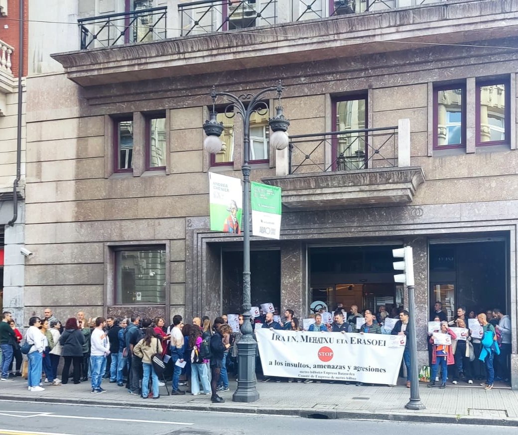 CCOOHabitat_EU's tweet photo. Hoy @CCOOHabitat_EU @CCOO_Habitat @CCOOeuskadi @FSCCCOOEUSKADI y lxs vigilantes de seguridad privada hemos apoyado la concentración de lxs trabajadores de @metrobilbaoeus por las agresiones que han sufrido.
Exigimos a Metro Bilbao spray autodefensa para el personal de seguridad. https://t.co/ea8oE97K8t