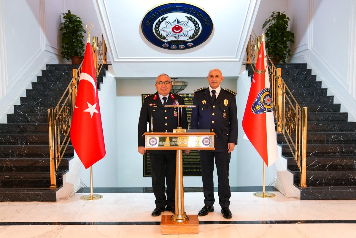İl Jandarma Komutanı Tümgeneral Sayın Cengiz Yıldız, İl Emniyet Müdürümüz Sayın Maksut Yüksek’i makamında ziyaret ederek hayırlı olsun dileklerini iletti.

Nazik ziyaretleri için kendilerine teşekkür ederiz.