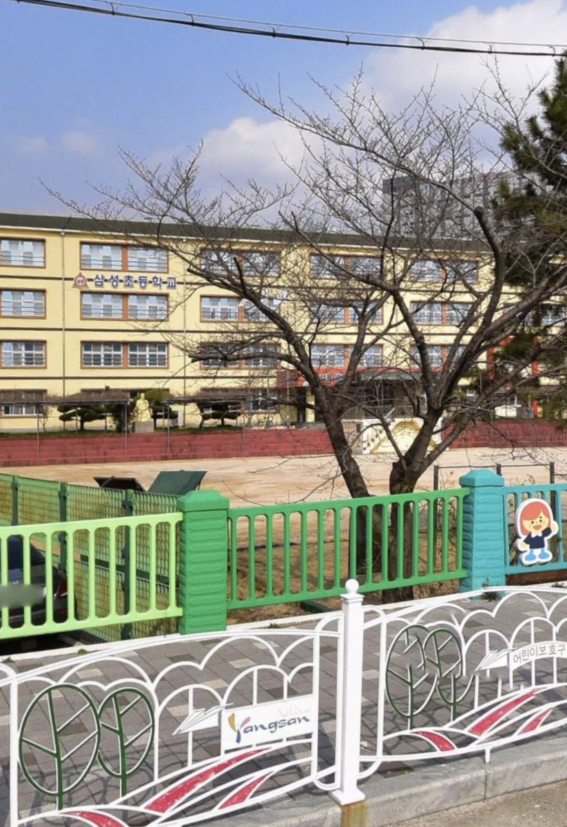 winteraphy's tweet photo. Ahhh so Winter is actually visiting her old elementary school in Yangsan... wow what a throwback 🥺 https://t.co/hLC0JQKfng