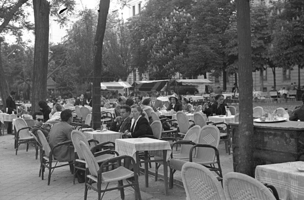 EFELafototeca's tweet photo. Hace 75 años, los madrileños aprovechaban los rayos de sol para pasear o detenerse en las terrazas de los establecimientos y disfrutar del buen tiempo. #EFEfototeca https://t.co/ckO7lcbtFM