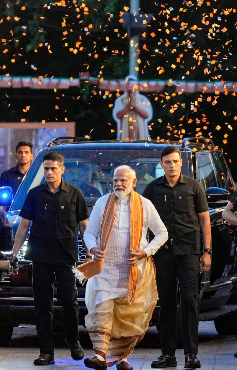 Rivaba4BJP's tweet photo. ऐतिहासिक, अभूतपूर्व और अविस्मरणीय क्षण...

#PhotoOfTheDay https://t.co/N9aEkQ1XfN