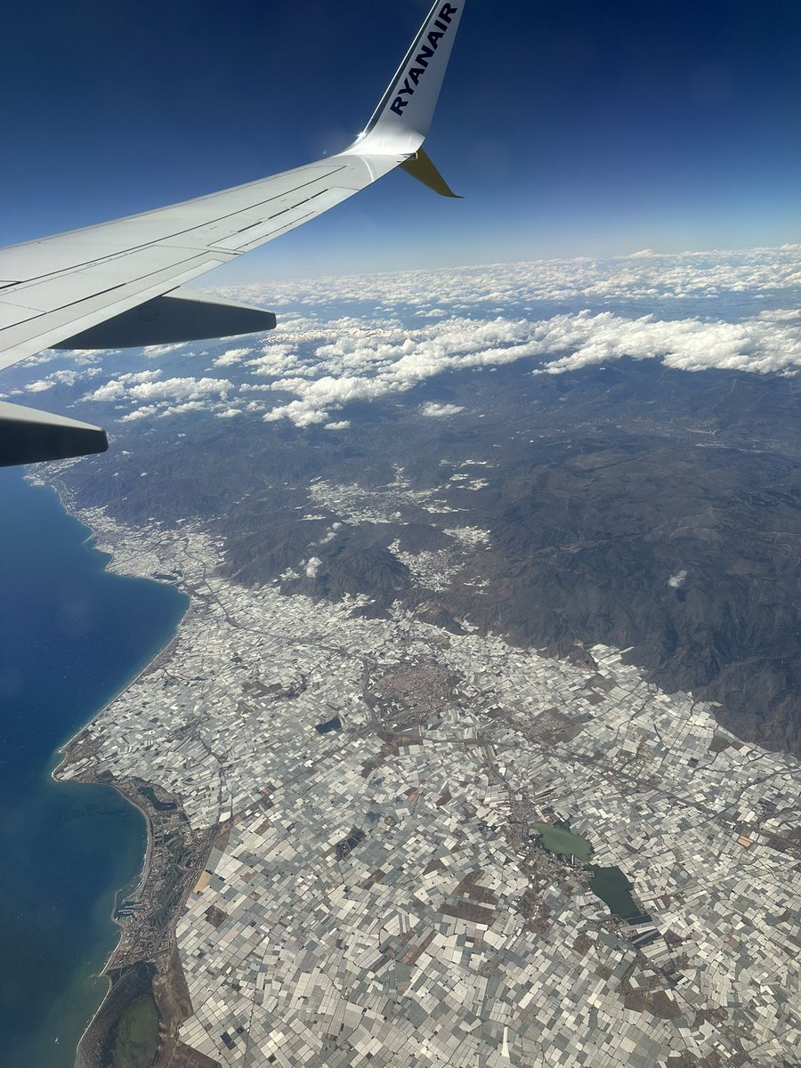 moroccohyakka's tweet image. 地中海側なのか大西洋側なのか、わからないのですが、上から見たら、スペイン🇪🇸がソーラパネルだらけですごかった。

#spain