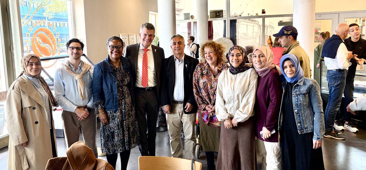 StichtingBurge1's tweet photo. Op 5 mei (Bevrijdingsdag) kwamen we samen tijdens de Vrijheidsmaaltijd in Amsterdam Nieuw-West. Op uitnodiging van Bart van Meegen, president van de Rechtbank Amsterdam, namen wij als vrijwillig dialoogteam van Stichting Burgerhart Amsterdam deel als partner.  #Vrijheidsmaaltijd https://t.co/aCXCZlUVP2