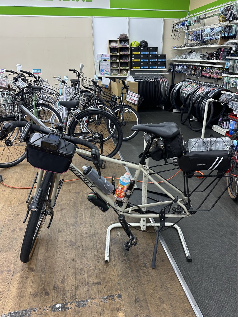 YodaLab_ADV's tweet photo. 58歳の冒険
自転車日本一周　岡山

自転車屋さんで空気入れてもらったら、その後パーンという音とともにバースト！少し空気圧高すぎたかな

その自転車屋さんに戻って予備のチューブに交換してもらいました

僕が適正値をきちっと伝えなかったのが悪かったと思うが、工賃なしで交換してもらいました https://t.co/Fe4YGTvMrd