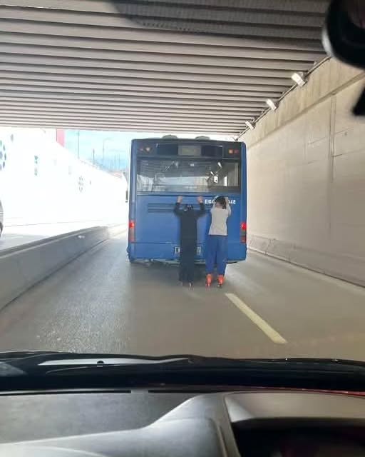 ankaracomtr's tweet image. Ankara’nın Sincan ilçesinde dikkat çeken görüntü:
Egonun arkasindan asılan çocuklar tehlikeli anlar yaşatti...
#ankara #sondakika
