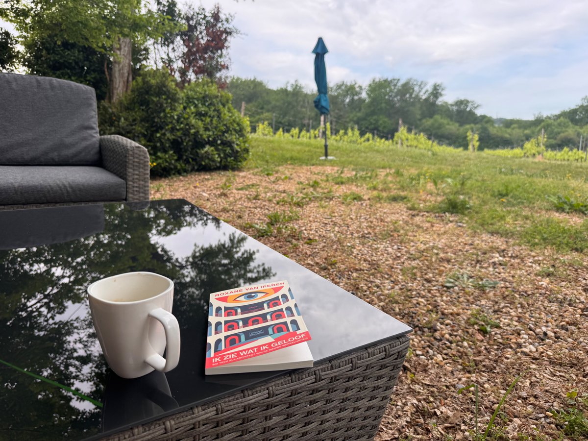mvdorp's tweet photo. Lekker tegengeluid op vakantie in een Franse Wijngaard: 'Ik zie wat ik geloof' van Roxane van Iperen. Een essay over Big Tech als architect van onze nieuwe werkelijkheid. Goed om als ras-tech-optimist af en toe te schuren. Optimaal gebruik én oog voor misbruik. Niet of/of. https://t.co/BdJOBmQbcS