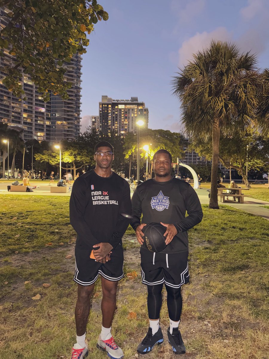 Realty2_'s tweet photo. Locked in 🔒🏀 W/ Lil Bro Gearing up for what’s next! 

@NBA2K @NBA2KLeague @2K https://t.co/7UNyF2dfLf