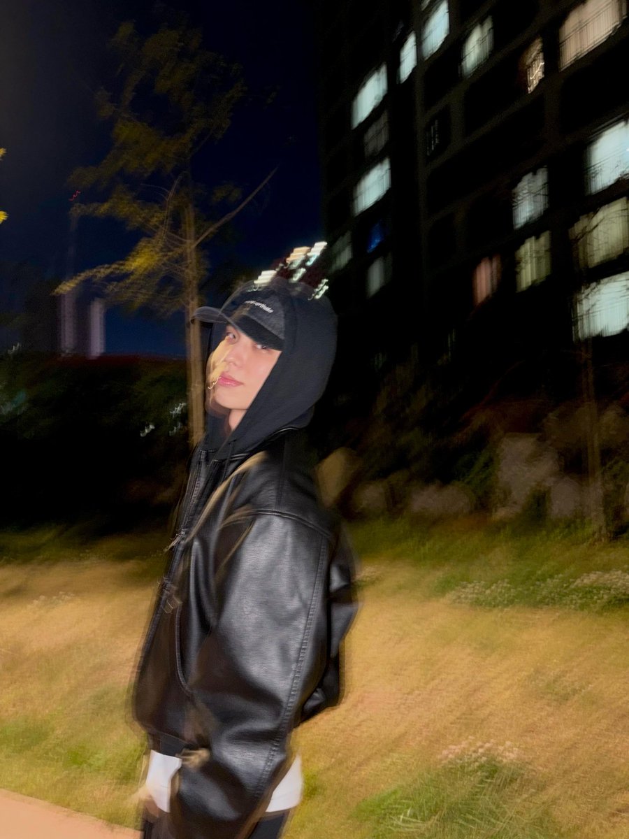 BX_FRANCE's tweet photo. ꧁Instagram/05052025꧂ 
«promenade nocturne 🖤»

-1
#CIX #FIX #BX #이병곤 #병곤 
© bgoniee
-Bee https://t.co/Z4D3ZIecHp