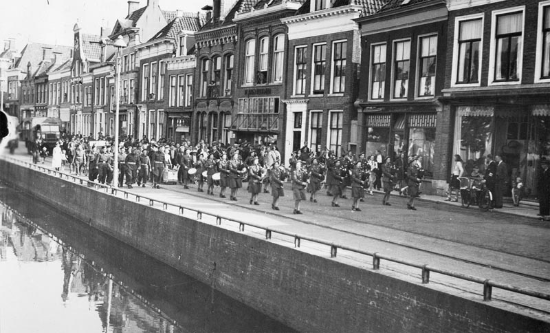 VTNCanada's tweet photo. On May 5, 1945, Canadian General Charles Foulkes accepted the surrender of German forces in the Netherlands at Wageningen, marking the end of Nazi occupation. The next few months were called the “Canadian Summer” because of the significant Canadian military presence in the Netherlands at the end of WWII in Europe.

Today, we honour the +7,600 Canadian soldiers gave their lives to liberate the people of the Netherlands. #LiberationDay

Le 5 mai 1945, le général canadien Charles Foulkes a accepté la capitulation des forces allemandes aux Pays-Bas, à Wageningen, marquant ainsi la fin de l’occupation nazie. Les mois qui ont suivi ont été surnommés « l’été canadien » en raison de l’importante présence militaire canadienne aux Pays-Bas à la fin de la Seconde Guerre mondiale en Europe.

Aujourd'hui, nous rendons hommage aux plus de 7 600 soldats canadiens qui ont donné leur vie pour libérer le peuple néerlandais. #journéedelaliberation
