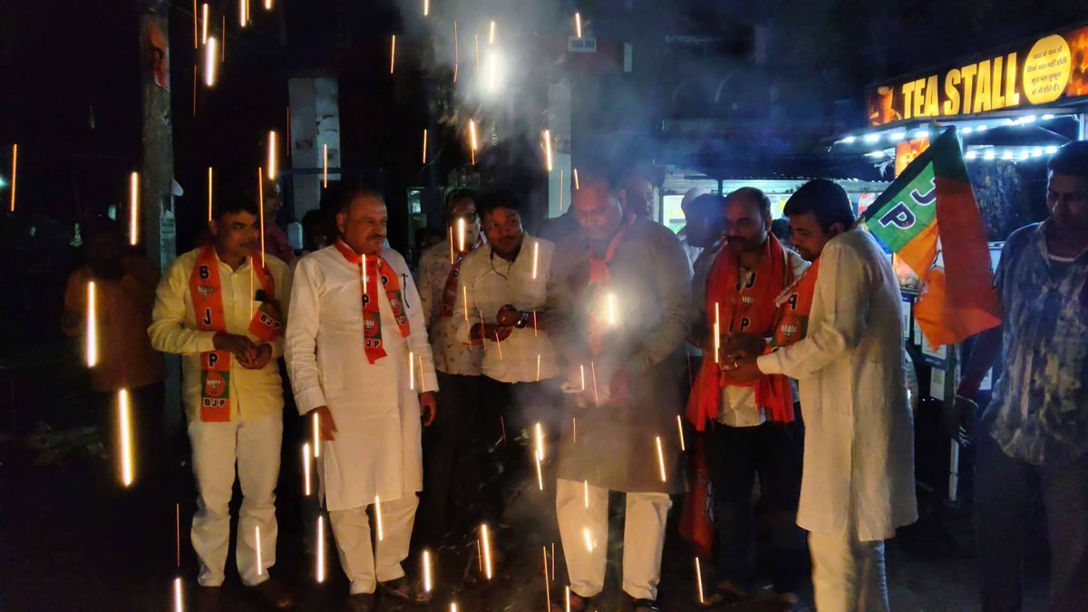 profsknirala's tweet photo. भारतीय जनता पार्टी के पश्चिम बंगाल, असम एवं पांडिचेरी के जीत के खुशी में मनेर में झालमुरी एवं मिठाई पटाखा छोड़ कर कार्यकर्ताओं के साथ खुशी का इजहार किया एवं सबको बधाई दी.
#मनेर #Maner #बिहटा #Bihta #पाटलिपुत्र #Patliputra #पटना #Patna #bjp #NDA #Bihar #ManerVidhanSabha https://t.co/GpFtPa6ykh