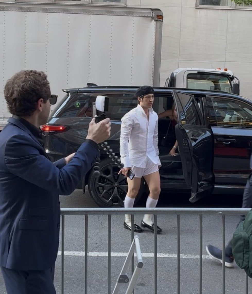 hudconrpf's tweet photo. pinky up while doing the walk of shame https://t.co/jvM0g1pEcZ