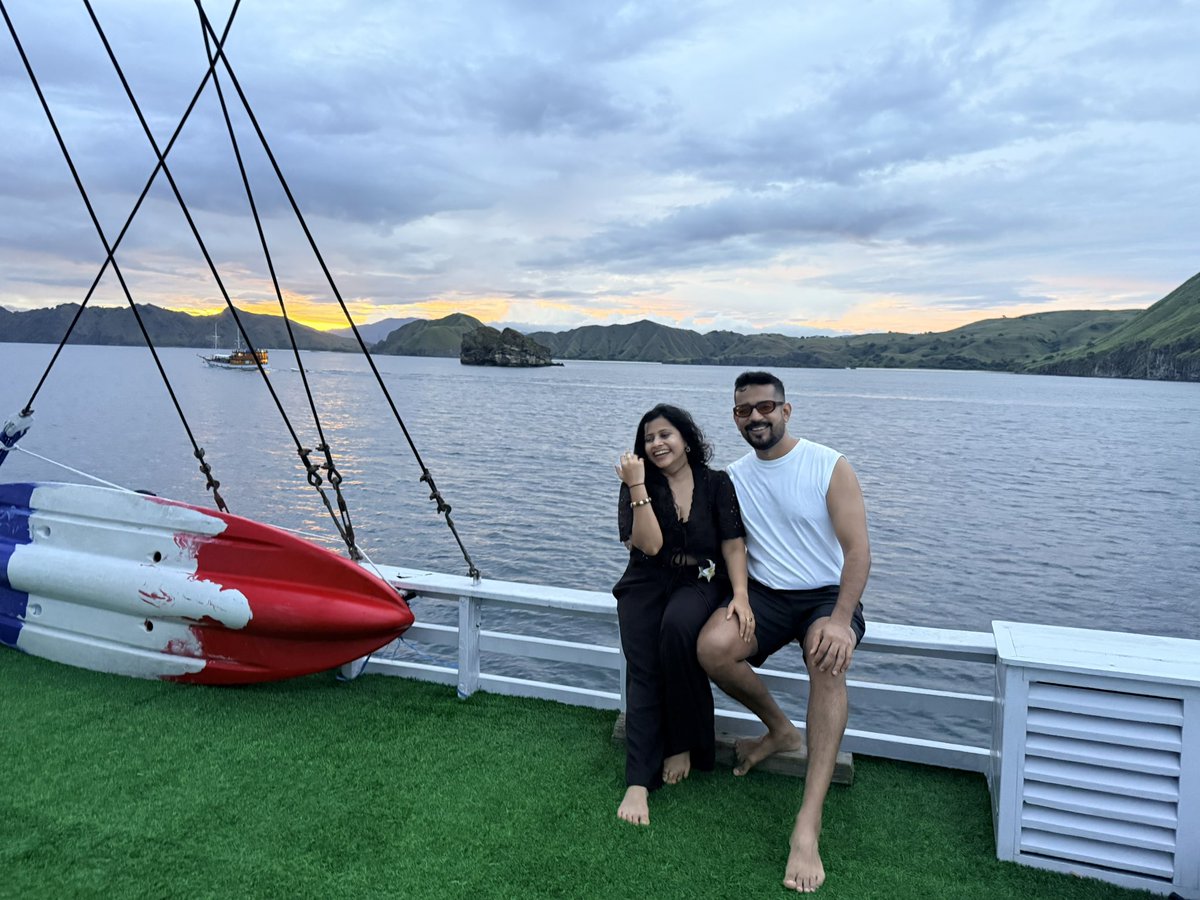 mepritijain's tweet photo. Beyond Bali is where I had one of the best travel experiences of my life 🥹 
A Sailing Trip exploring Komodo Islands and beyond, not in a cruise, but in a small phinisi boat in the open sea, stopping at islands and exploring marine life you can only do via a boat🥹

This was exceptional and here's why👇🏻