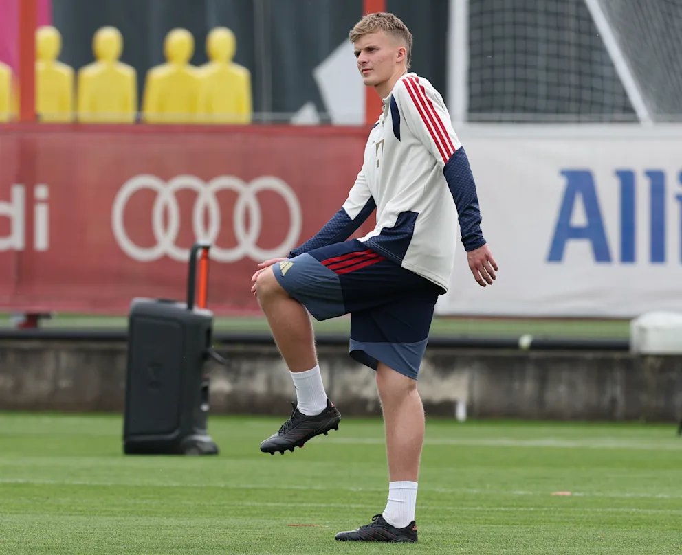 roro_bayern's tweet photo. Coby #Danks (15 ans), le fils de l'entraîneur adjoint Aaron #Dankes, s'est entraîné avec l'équipe aujourd'hui et a participé à la séance d'entraînement précédant le match du Bayern Munich contre le Paris Saint-Germain.

[@unverhofft &amp; @JBerner97 // @BILD] https://t.co/RW5vdcGzan