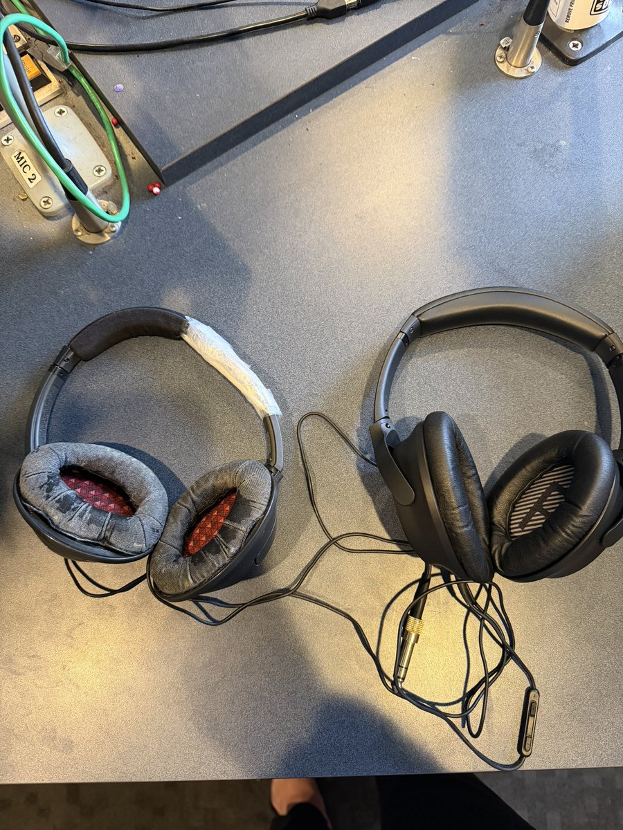 Davebluefields's tweet image. Can you tell which ones are my old headphones and which ones are the new ones I just got? hahaha. I love my @bose headphones and had to search to find the new pair, but they finally came it!! #happydj #djs #headphones #bose #feelgoodmorningshow