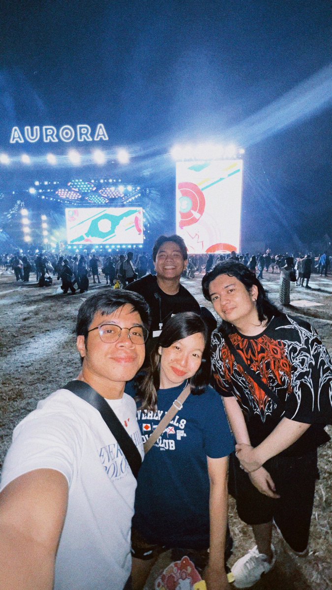 superfayee's tweet photo. aurora weekend 🎈 https://t.co/P5U1UYOUNy