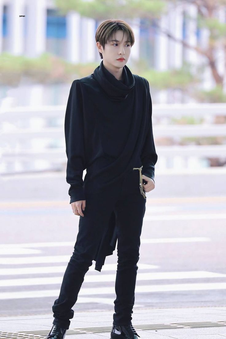 cremejrulee's tweet photo. Dulu pernah pake yg hampir2 mirip gini.... dan yap vibesnya jadi beda bgt... mau pake baju apa aja itu tergantung siapa yg pake, dan gimana mereka ngebawa dirinya dengan baju itu. Kalo pembawaannya anggun dan cantik ya baju kutang pun akan keliatan poshh, kayak si cantik ini 😍 https://t.co/seeOFAFCtg