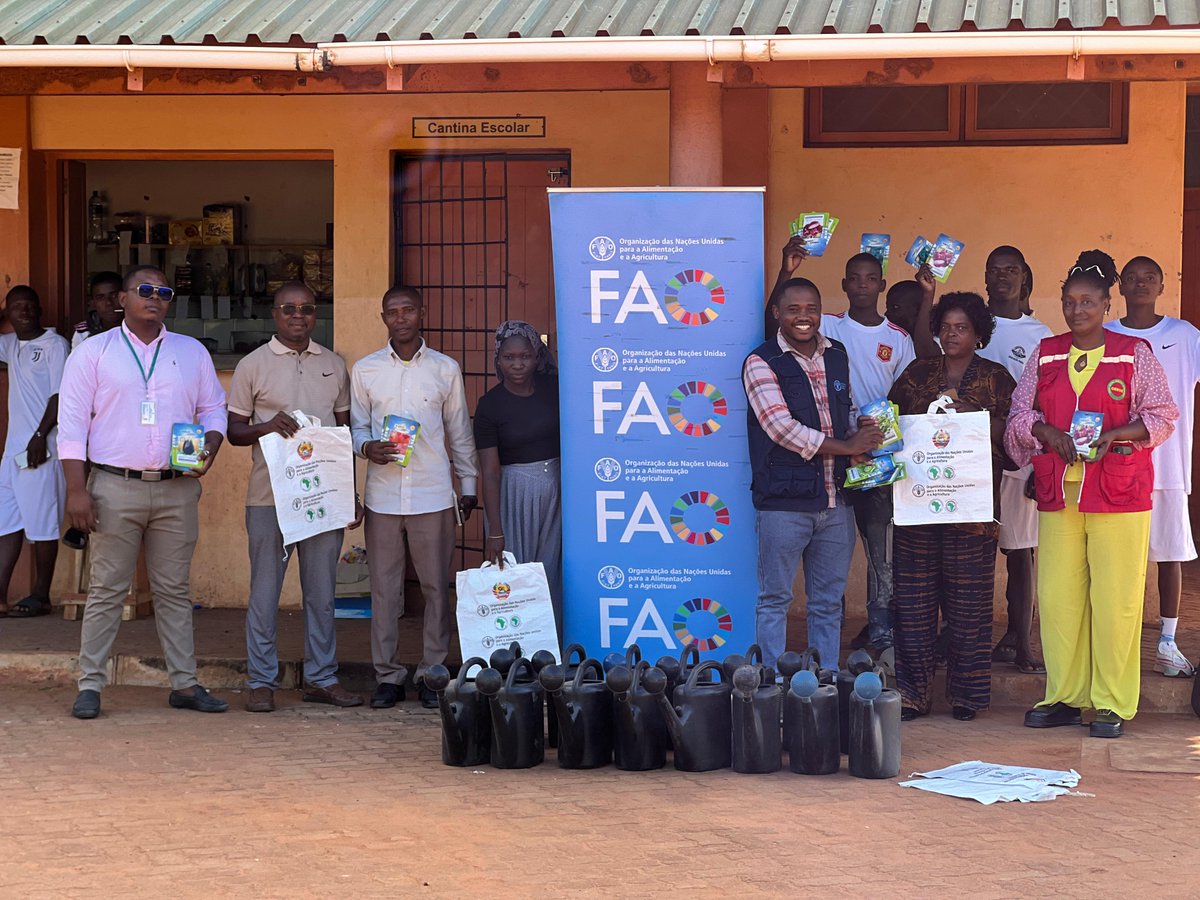 FAOMozambique's tweet image. 🌱@FAO in Cabo Delgado delivered fresh-season agricultural inputs to schools in Montepuez and Namuno districts.

🥬 Seeds &amp;amp; tools to support school gardens as learning spaces
🤝 Promoting food security &amp;amp; improved student nutrition 💚

#EmergencyResponse #FreshSeason