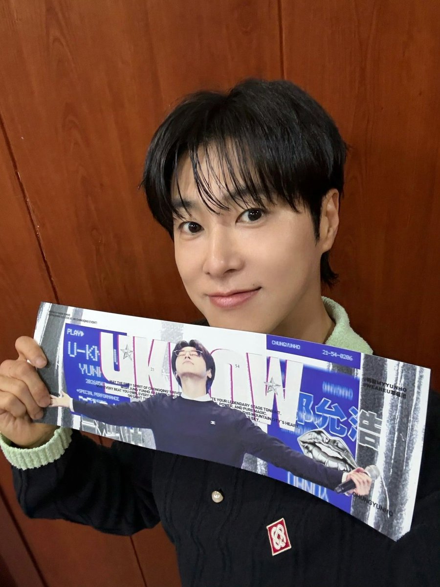 260505  Yunho Chongqing FM

At this year’s fansigns in China and the first fan meeting in Shanghai, Yunho took photos holding fansite slogan banners. However, for some reason after that, he hadn't been holding them for the official group photos.

But today, in the backstage