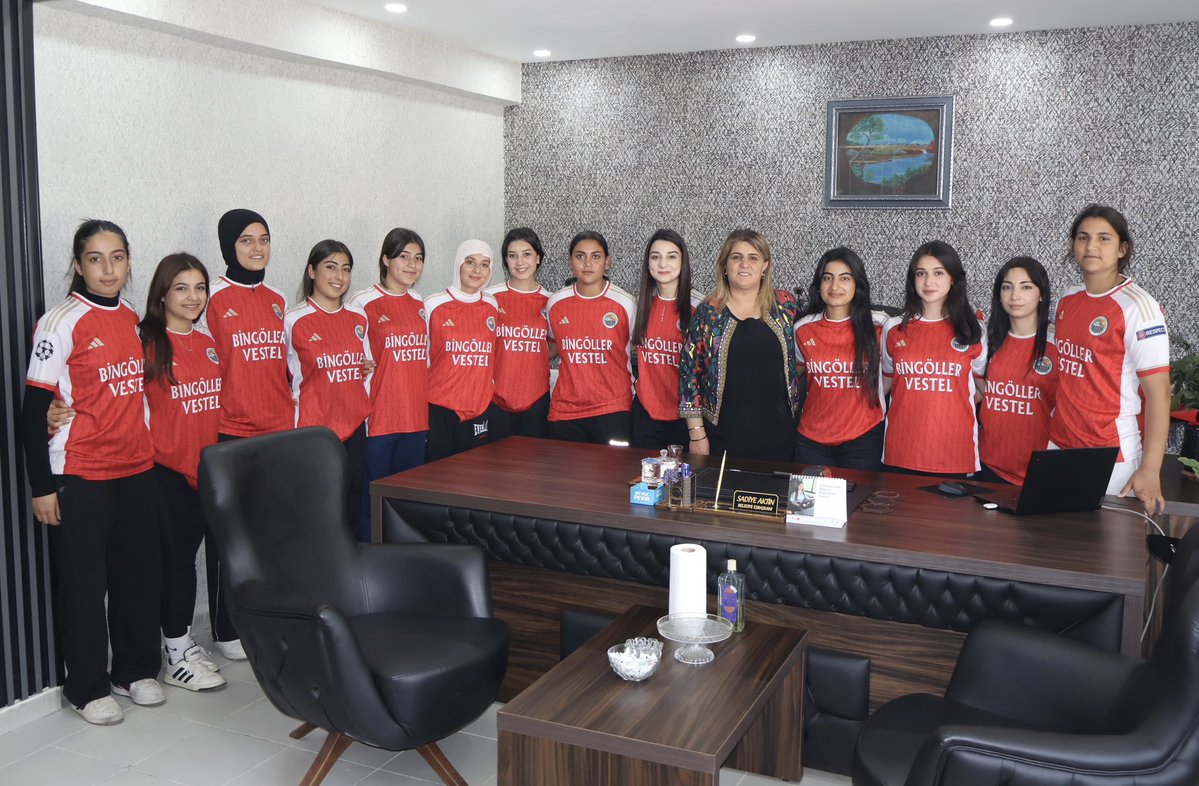 🙌Kurtalan Şenspor Kadın Kriket Takımı’ndan Eşbaşkan Sadiye Aktin’e Ziyaret🙌

🔴 Kurtalan Şenspor Kadın Kriket Takımı oyuncuları, Belediye Eşbaşkanımız Sadiye Aktin’i makamında ziyaret ederek takım çalışmaları hakkında bilgi verdi.

 #siirt #kurtalan #Misircê #spor #kriket