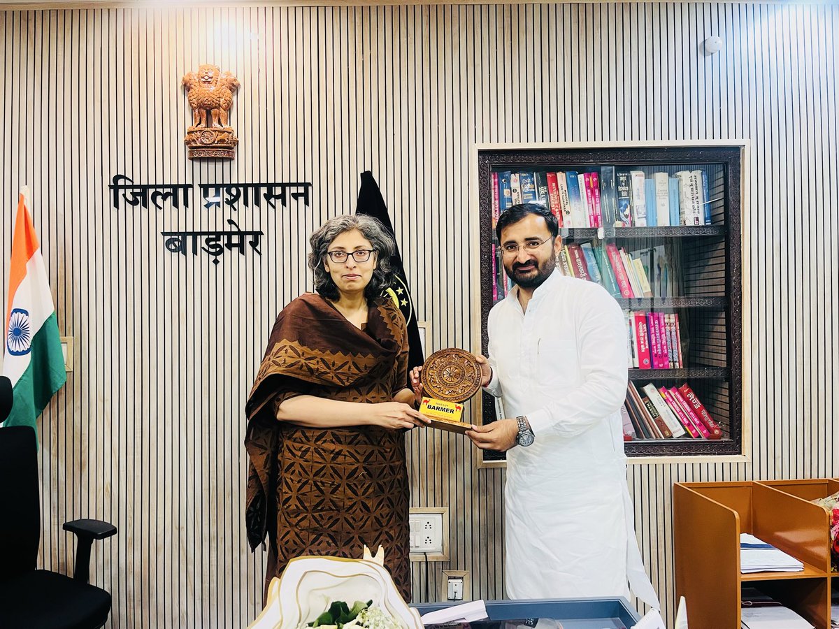 बाड़मेर जिले की नवनियुक्त जिला कलेक्टर आदरणीया चिन्मयी गोपाल जी से आज शिष्टाचार भेंट की। इस दौरान उनसे बाड़मेर से संबंधित ज्वलंत मुद्दों पर विस्तारपूर्वक सकारात्मक चर्चा हुई एवं जिले की समस्याओं के स्थायी समाधान के साथ ही समाज की अंतिम पंक्ति में खड़े व्यक्ति के विकास पर बल देकर