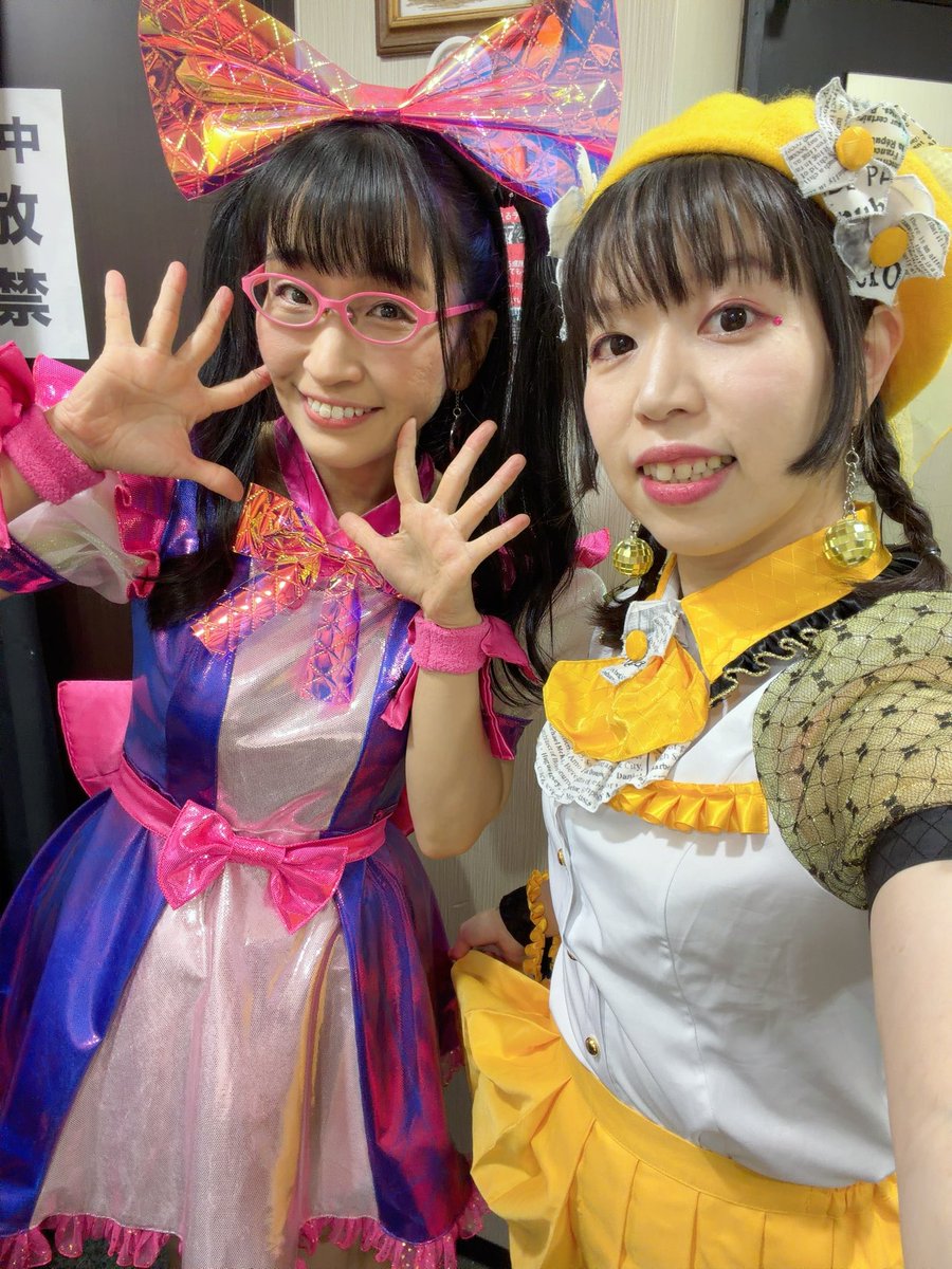 主催組🐥🎀
OAの姿&amp;鯉のぼり推しの姿&amp;新衣装のはるかさんと👽
お衣装早速アレンジして着ていてさすがでした。

OAは
「彼女になりたいっ!!!」ハロプロ研修生
でした。
こどもの日だからね🎏

しかし衣装の色が💛デイジー💛だから我々はハロプロ研修生なのかもしれない←