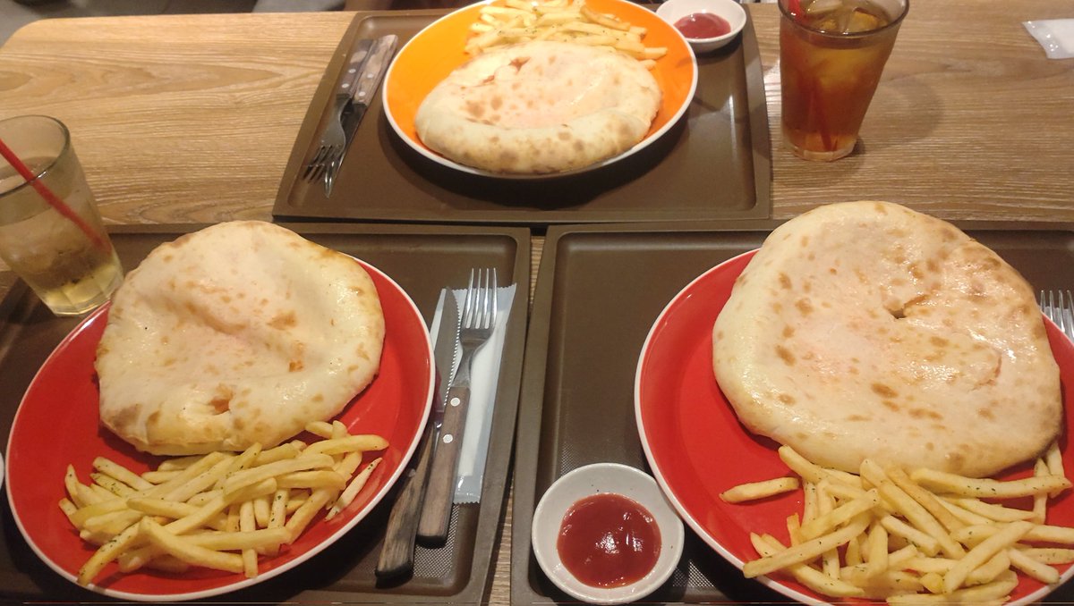 yuika23's tweet photo. 先日手塚のりょうこさんと美咲の桃子ちゃんとランチして木陰のベンチでお喋りしてさらにお店に入ってお喋りしてたら気が付��と夜でした。
たぁぁぁのしぃぃぃ！！！
サラダも食べたし歩いたしぃ！
いっぱい食べたけどきっと許されるよぉ！！！！
笑いでカロリーも消費ぃ！ https://t.co/1Luag5v6fl