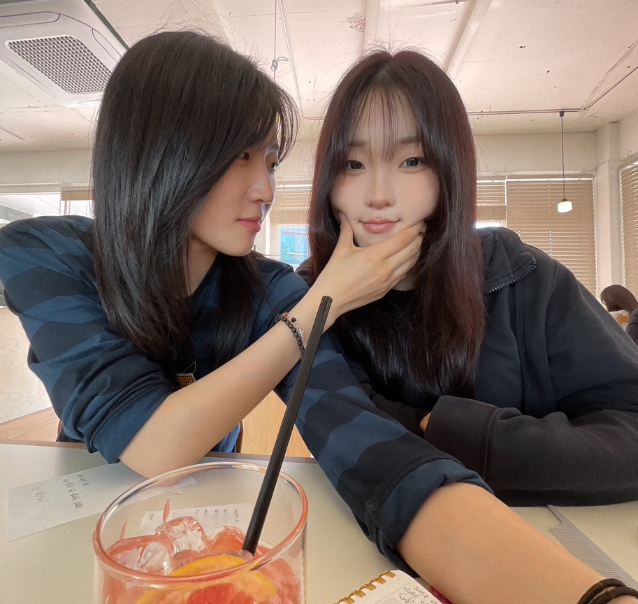 yxzi3_'s tweet photo. 너무너무사랑하는여자친구가잇어요
…🫰🏻🫰🏻🫵🏻 https://t.co/i2Ak1gKwd7