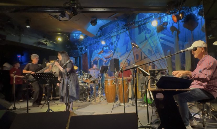 Michikopiano2's tweet photo. Ukulele Aid &amp; Hot Club Landにランターナで出演しました😎✨
今回はキーボーディストのHiroshi Nunokawa氏とドラマーのTakashi Nunokawa氏に加わっていただき、私は久々のボーカル専念🎤✨
そしてパーカスで鰯家猫輔氏と岡部氏にも加わっていただき、ラテンナンバー3曲🪇
豪華な演奏になりました💓✨ https://t.co/HANTpxOguD