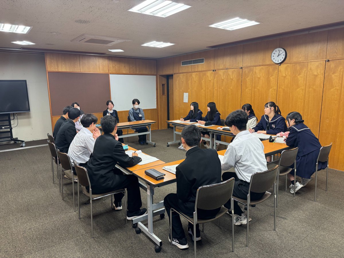 kazushimo4's tweet photo. 飯田風越高校２学年の探究学習「丘の上を歩く会」フィールドワーク。「飯田下伊那の定住人口を増やすには」のテーマのもと、「丘の上」の商店や事業所、公共施設を訪問。試行錯誤しながら自分たちの足で必要な情報を得る貴重な経験となりました。
#飯田風越高校　#飯田市教育委員会　#南信州観光公社 https://t.co/KVjFG1FKLn