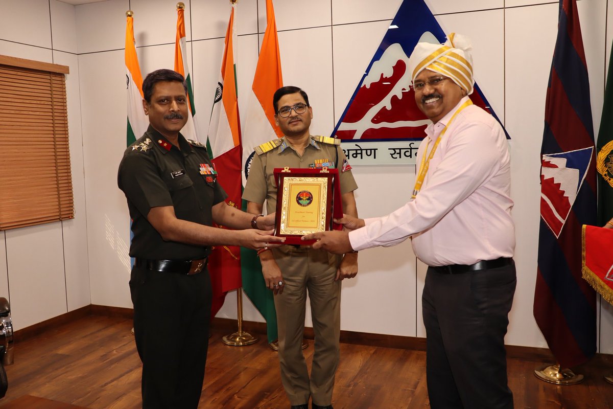 BROindia's tweet image. #BROIndia #IISofficerTrainees #BorderInfrastructure 

At HQ DGBR, 19 IIS officer trainees were welcomed by ADG BRO, Shri Harendra Kumar and briefed on “Socio-Economic Transformation through Border Infrastructure.”

The session highlighted BRO’s role in strengthening national