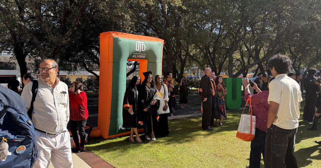 UTDallasAlumni's tweet photo. UT Dallas Alumni Happenings This Month 

Commencement – May 15
Grads on the Green – May 18–20

Stop by the Davidson-Gundy Alumni Center after graduation for photos, Alumni Shop goodies &amp; more. We can’t wait to celebrate with you! #ForeverComets https://t.co/q31NYnwrcl