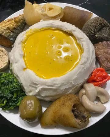 EsBi_Media's tweet photo. 🛑CULTURE - INTERDICTION DU « DIMANCHE TARO » EN PAYS BASSA’A : LE CONSEIL DES CHEFS TRADITIONNELS BASSA’A FRAPPE FORT.

Le Conseil suprême des chefs traditionnels du pays Bassa’a (Mbog Liaa) a officiellement pris une décision majeure encadrant certaines pratiques culturelles et culinaires. À travers la note circulaire N° 032 / CSCT-BL / 2024, rendue publique et signée à Eséka le 04 mai 2026, l’institution annonce un ensemble de mesures à la fois restrictives et promotionnelles visant à préserver l’identité culturelle Bassa’a. Au cœur de cette décision, une interdiction formelle : « L’organisation de l’événement ou de la pratique dénommée « Dimanche Taro » est désormais formellement interdite sur l’ensemble des terres ancestrales Bassa’a ». Cette pratique, largement répandue dans certains espaces de restauration et de loisirs, est considérée par les autorités traditionnelles comme un facteur d’érosion culturelle. Le texte précise clairement que cette mesure « vise à freiner l’acculturation et à restaurer la souveraineté de nos propres traditions dominicales ».

En parallèle à cette interdiction, le Conseil met en avant une politique de valorisation des traditions locales. Il appelle les restaurateurs et les associations à promouvoir des alternatives ancrées dans le patrimoine Bassa’a, notamment « le “Dimanche Bongo’o” ou le “Dimanche Ikok” ». Ces mets, emblématiques de la gastronomie locale, sont présentés comme devant « retrouver leur place centrale lors des réjouissances et des partages communautaires ». La note circulaire ne s’arrête pas à de simples recommandations. Elle prévoit également des sanctions à l’encontre des contrevenants. Le document est explicite : « Tout contrevenant à la présente note s’expose aux rigueurs de la coutume, incluant le retrait de la reconnaissance traditionnelle et d’autres sanctions rituelles déterminées par le cercle des Sages ». 

Une disposition qui souligne la volonté du Conseil d’assurer une application stricte de cette décision. Présentée comme une mesure de sauvegarde culturelle, cette initiative s’adresse non seulement aux populations, mais aussi aux chefs de familles et aux opérateurs économiques du secteur de la restauration. Le Conseil insiste d’ailleurs sur l’implication collective en déclarant compter « sur le patriotisme culturel de chaque fils et fille Bassa’a pour l’application stricte de cette résolution ». Avec cette décision, le Conseil suprême des chefs traditionnels Bassa’a pose un acte fort en faveur de la préservation des identités culturelles face aux influences extérieures, tout en réaffirmant l’autorité des normes coutumières dans l’organisation sociale et culturelle des communautés.

#EsbiMedia