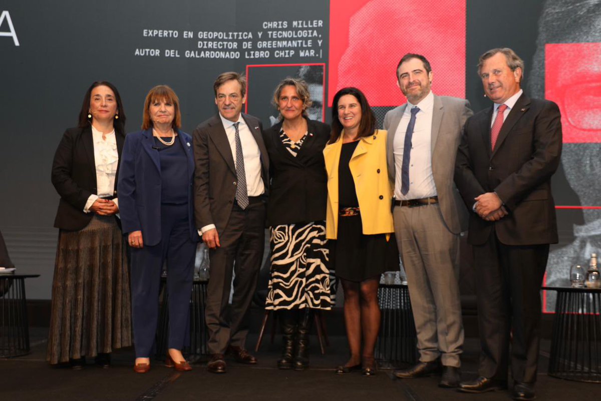 PatoBullrich's tweet photo. En Chile, participé en “La Otra Mirada” sobre Geopolítica y Seguridad, donde debatimos cómo el crimen organizado transnacional y la fragilidad institucional amenazan la soberanía de nuestros países.

Compartí panel con Trinidad Steinert, Ministra de Seguridad Pública de Chile; Daniel Lansberg-Rodríguez, especialista en riesgo geopolítico; y Richard Kouyoumdjian, vicepresidente ejecutivo de AthenaLab.

Gracias a Nicolás Ibáñez, presidente de La Otra Mirada, por la invitación y la organización. Y a Chris Miller, experto en geopolítica y tecnología, y José García Ruminot, Ministro de la Segpres de Chile, por sus exposiciones.

La lucha contra el crimen organizado es global. Sin orden y sin instituciones fuertes, no hay país ni libertad que se sostenga.